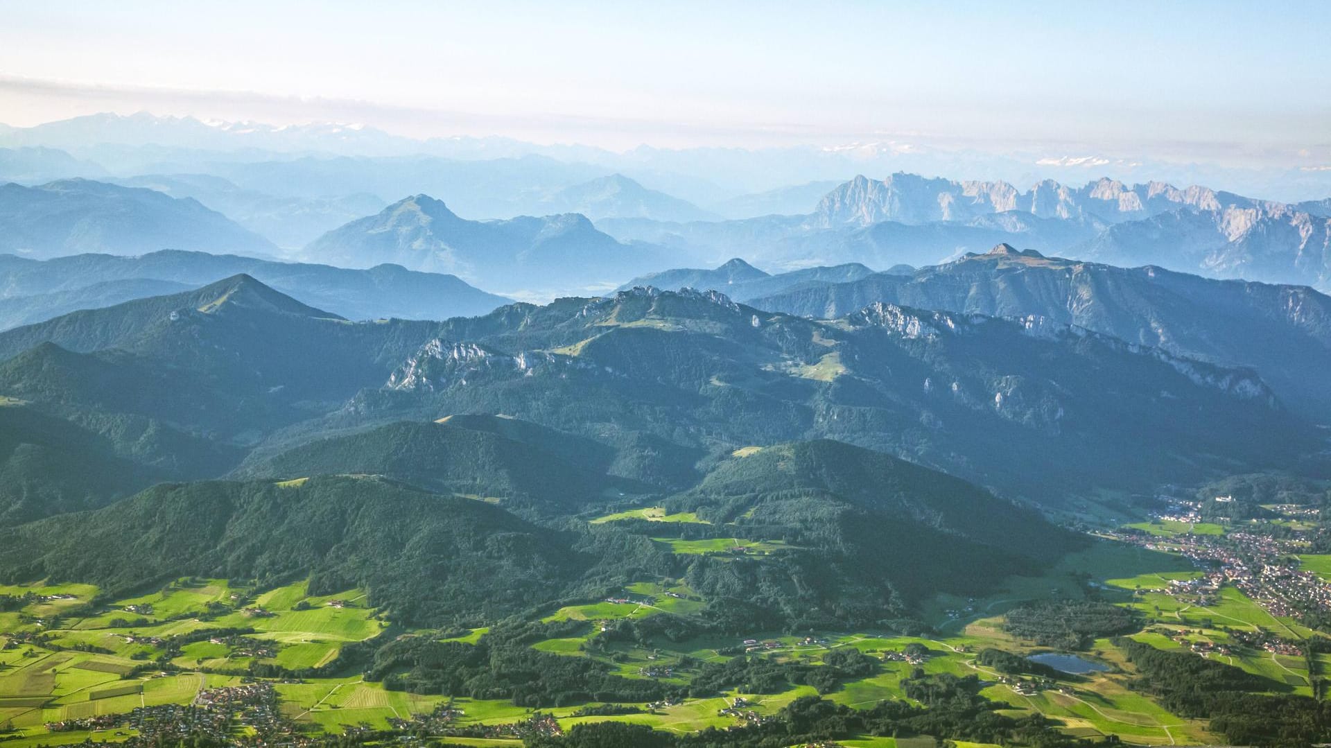 Der Chiemgau ist Bayerns Pforte zu den Alpen (Symbolbild): Auch wer nicht ganz bis nach Sylt oder in Gegenrichtung nach Österreich oder in die Schweiz will, kann den Nachtexpress nehmen. Viele der Zwischenhalte sind selbst Urlaubsziele. So wie Prien am Chiemsee.