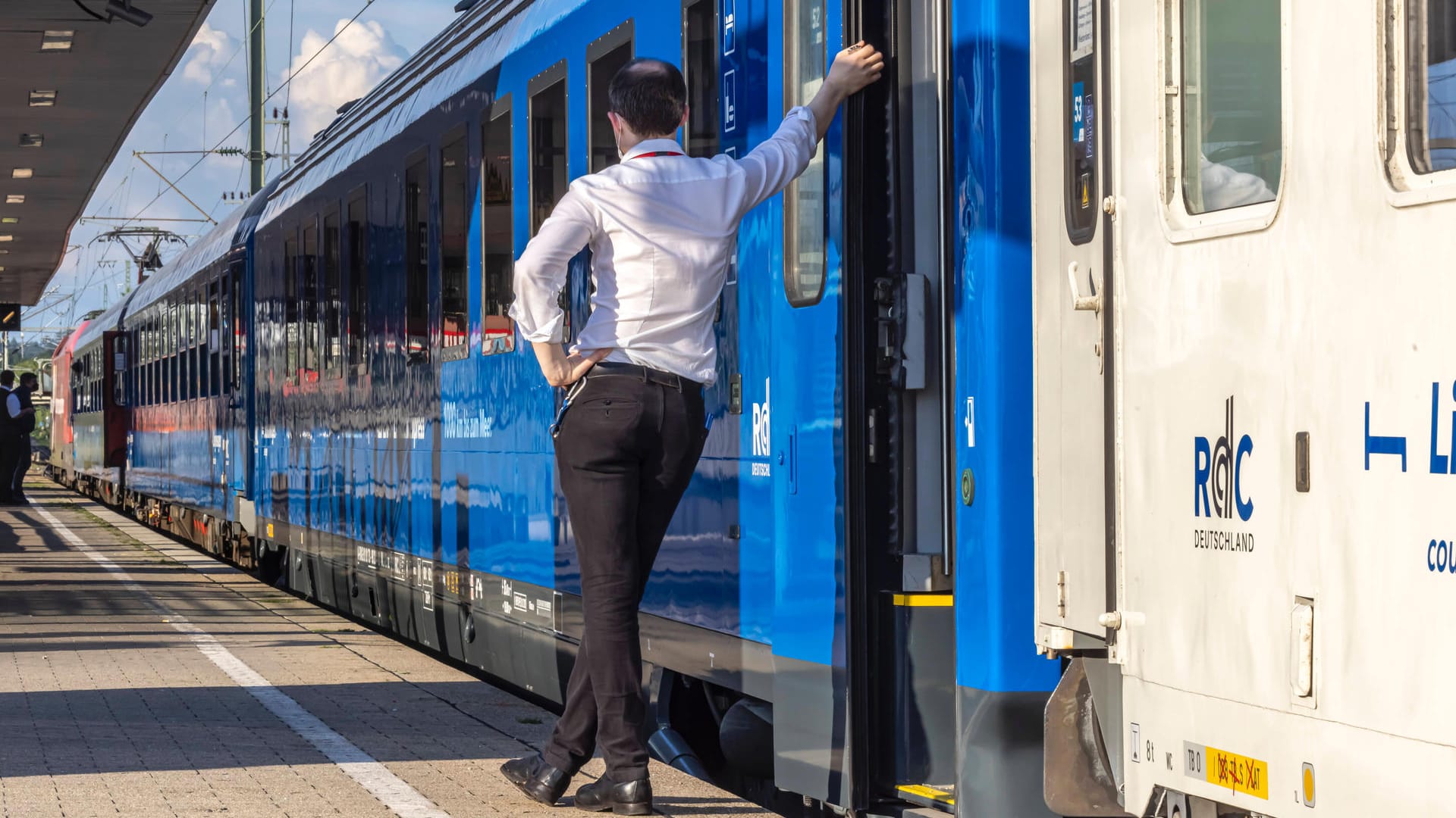 Ein Zugbegleiter des Nachtexpresses nach der Ankunft (Symbolbild): Plätze für die Reise zwischen Nordsee und Bergen gibt es für jedes Budget. Die günstigsten Tickets gibt es ab 29 Euro.