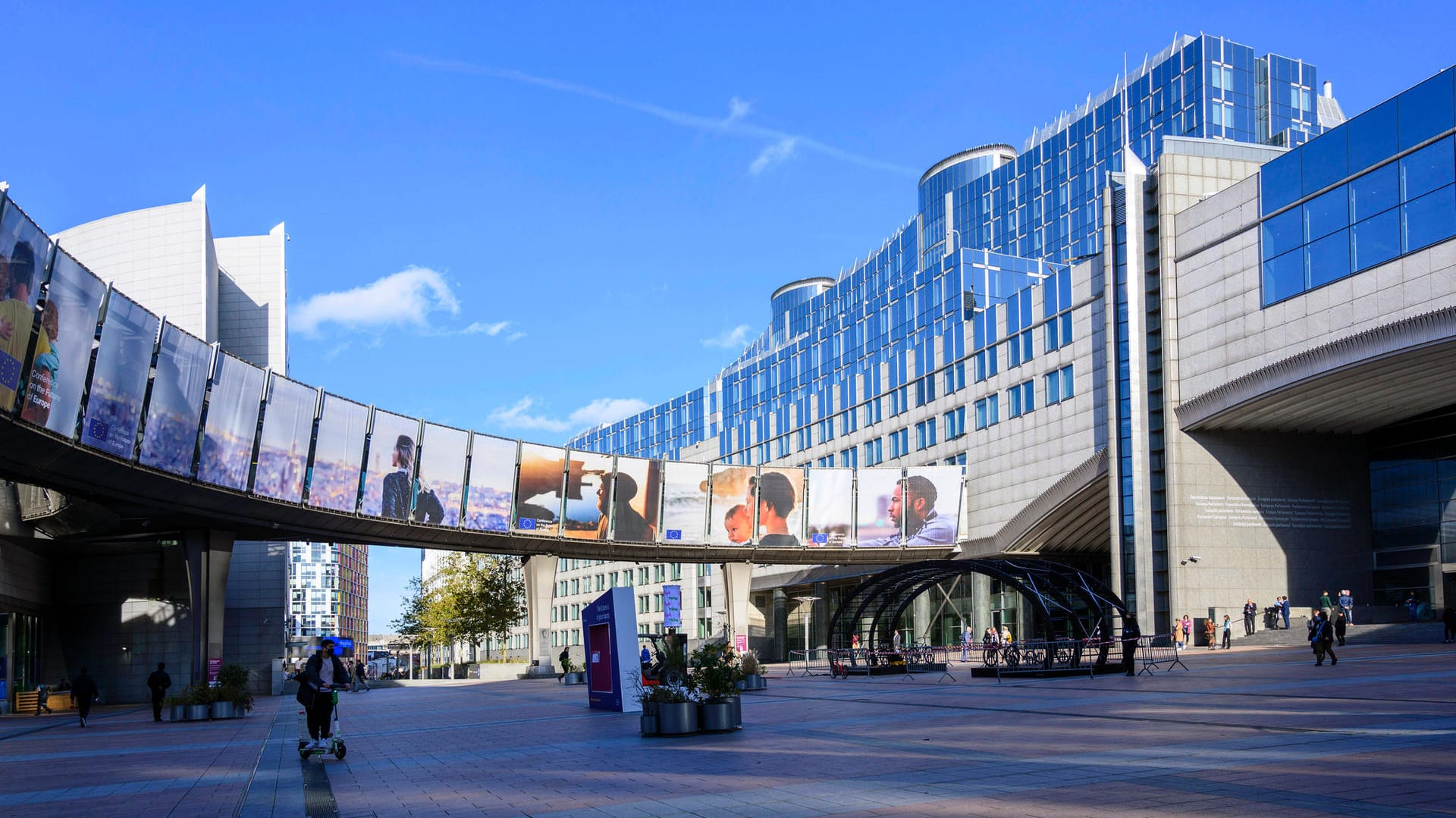 Die Hauptgebäude des Europäischen Parlaments (Symbolbild): Ein kostenloses Museum bringt Besuchern die Aufgaben, Geschichte und Sinn der EU näher. Wer danach Kaffee oder Bier braucht, findet die nettesten Bars und Cafés im angrenzenden Viertel Ixelles.