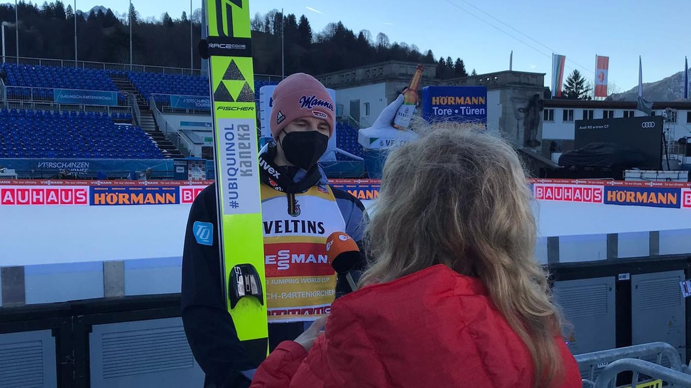 Karl Geiger präsentierte sich an dem Mikrofonen der Journalistinnen und Journalisten nach seinem dritten Platz in der Qualifikation von Garmisch-Partenkirchen tiefentspannt und war sogar zu Scherzen aufgelegt.