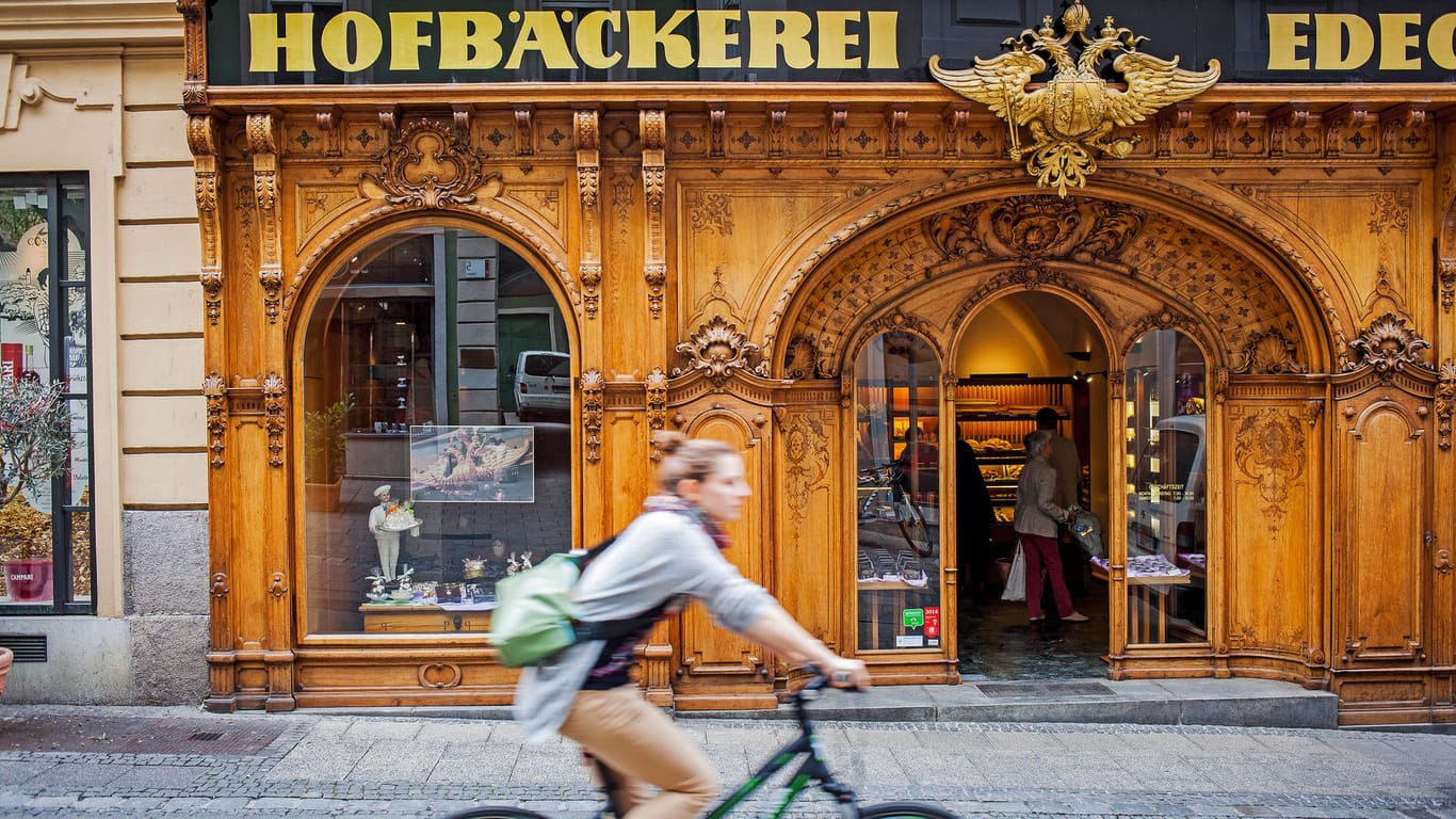 Die Hofbaeckerei Edegger-Tax in der Hofgasse (Symbolbild): Seit 1999 ist die historische Grazer Altstadt als Welterbestätte der UNESCO anerkannt. Die filligranen Verzierungen und bunten Fassadenmalereien bieten tolle Fotomotive.