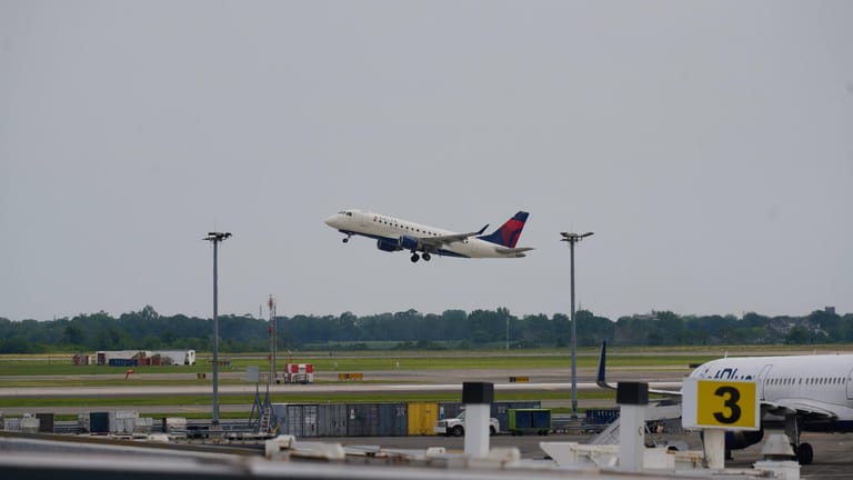 Ein Flugzeug der Delta-Airlines startet in New York (Archivbild): Die US-Behörden fürchten, dass 5G-Netze den Flugfunk stören.