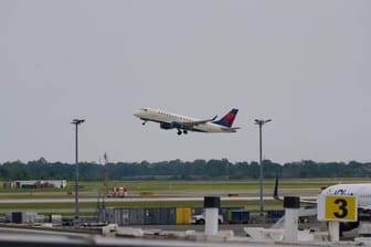 Ein Flugzeug der Delta-Airlines startet in New York (Archivbild): Die US-Behörden fürchten, dass 5G-Netze den Flugfunk stören.