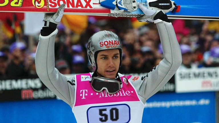 Vor 20 Jahren: Sven Hannawald gewann als letzter Deutscher die Vierschanzentournee. Dabei siegte er sensationell bei allen vier Springen und holte dabei auch den letzten deutschen Erfolg in Garmisch-Partenkirchen.