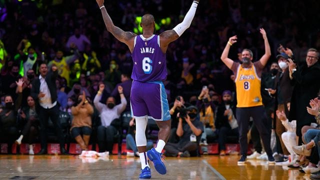 Lakers-Superstar LeBron James lässt sich feiern.