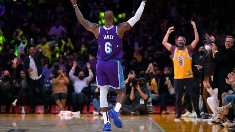 Lakers-Superstar LeBron James lässt sich feiern.