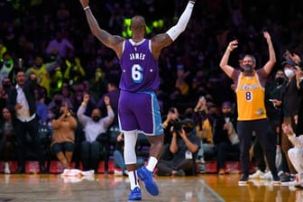 Lakers-Superstar LeBron James lässt sich feiern.