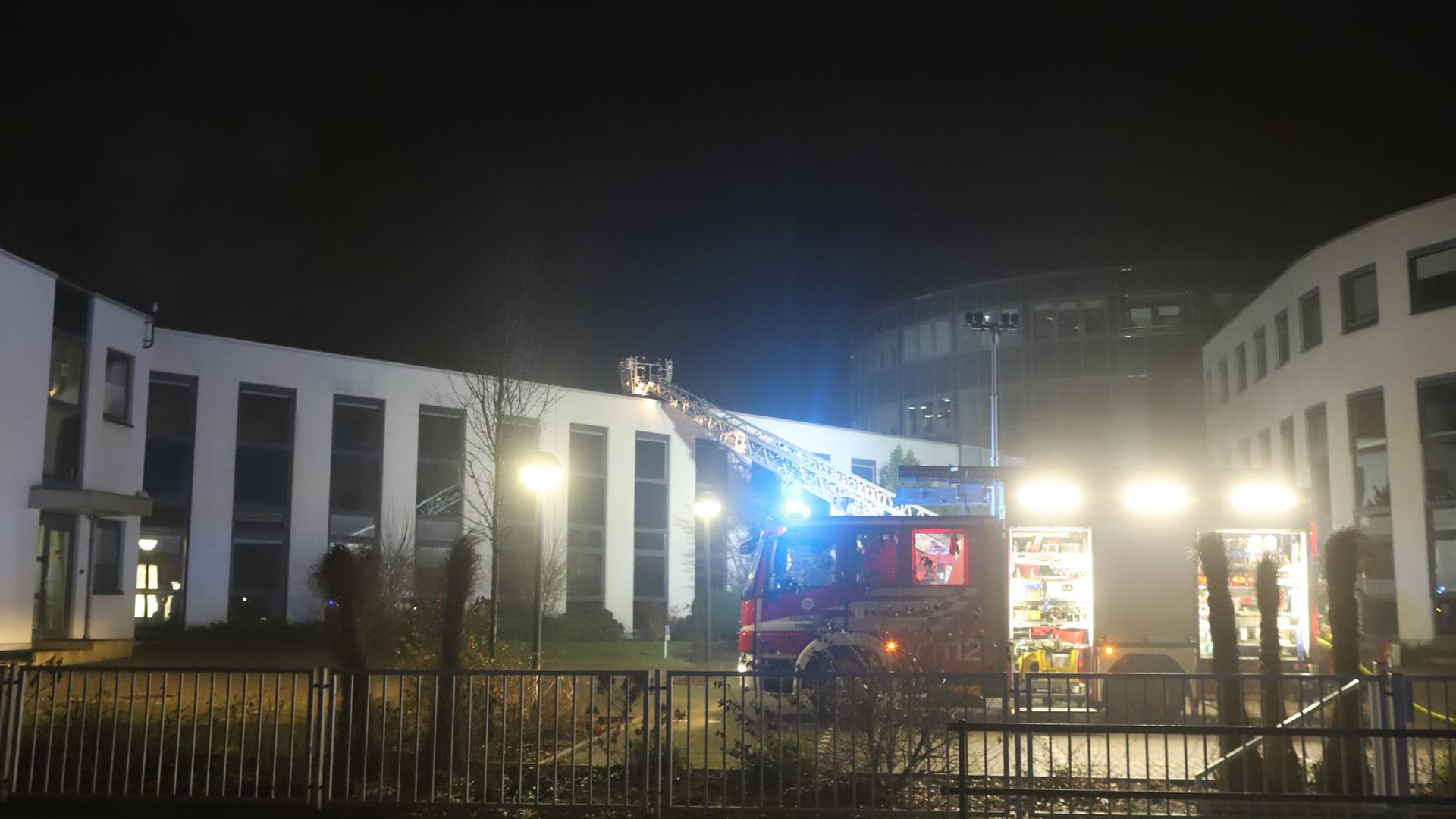 Die Feuerwehr aus Bremen im Einsatz auf dem Gelände des Raumfahrtkonzerns OHB.