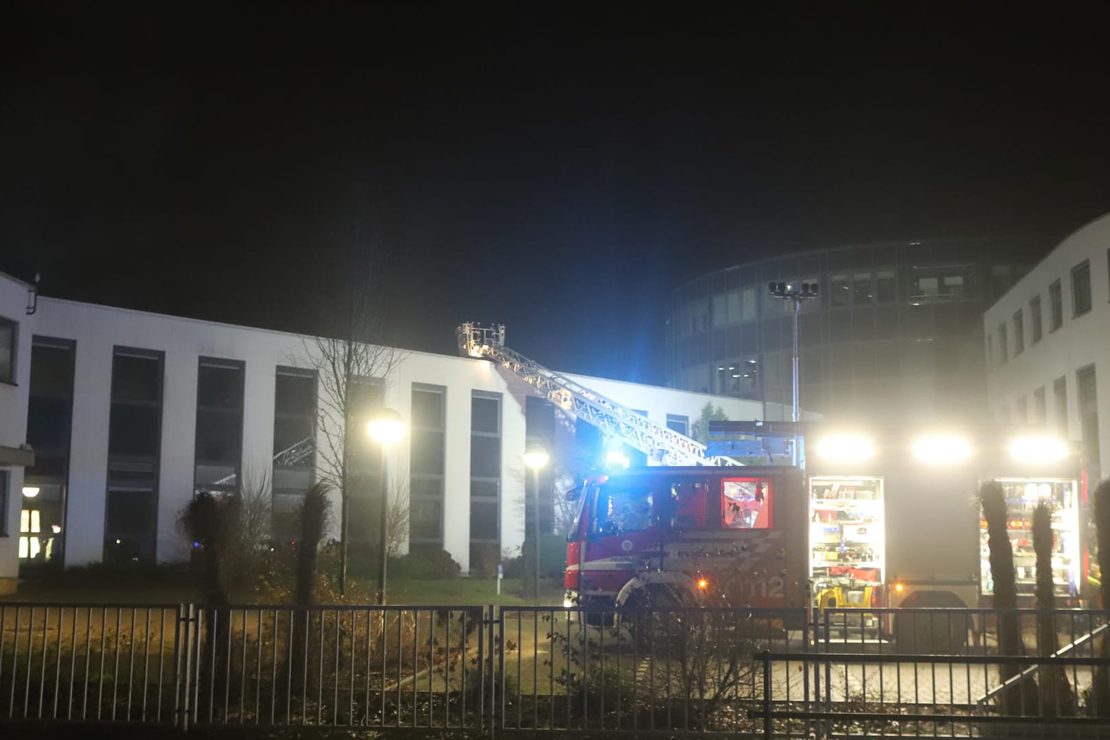 Die Feuerwehr aus Bremen im Einsatz auf dem Gelände des Raumfahrtkonzerns OHB.