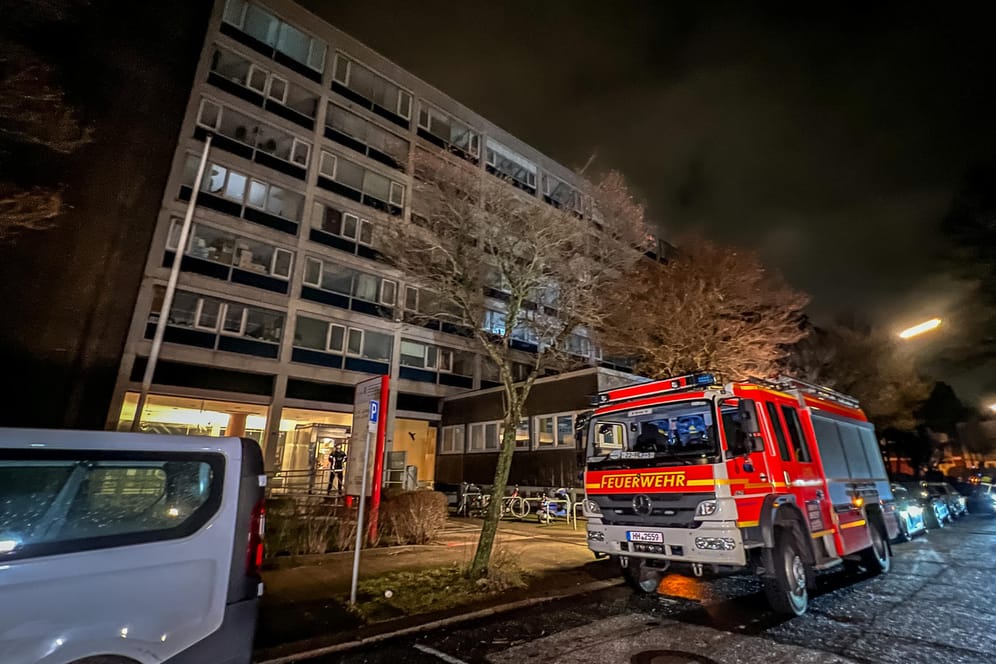 Die Feuerwehr vor einem Krankenhaus in Hamburg: Mehrere beatmete Patienten mussten in der Silvesternacht verlegt werden.