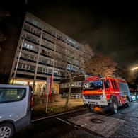 Die Feuerwehr vor einem Krankenhaus in Hamburg: Mehrere beatmete Patienten mussten in der Silvesternacht verlegt werden.