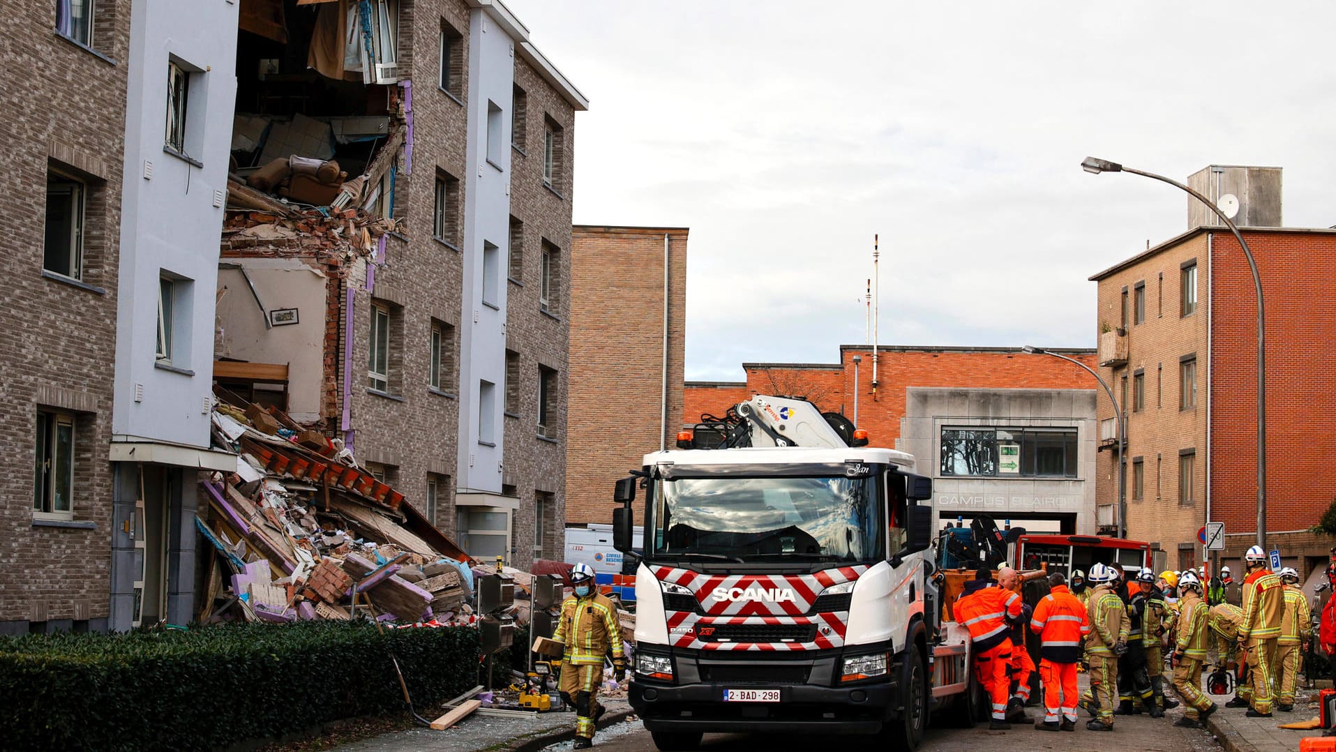 Rettungskräfte arbeiten am Ort einer Explosion, an einem Mehrfamilienhaus, das teilweise eingestürzt ist: Die genaue Ursache der Explosion ist bisher unbekannt. Rettungskräfte arbeiten am Ort einer Explosion, an einem Mehrfamilienhaus, das teilweise eingestürzt ist: Die genaue Ursache der Explosion ist bisher unbekannt.