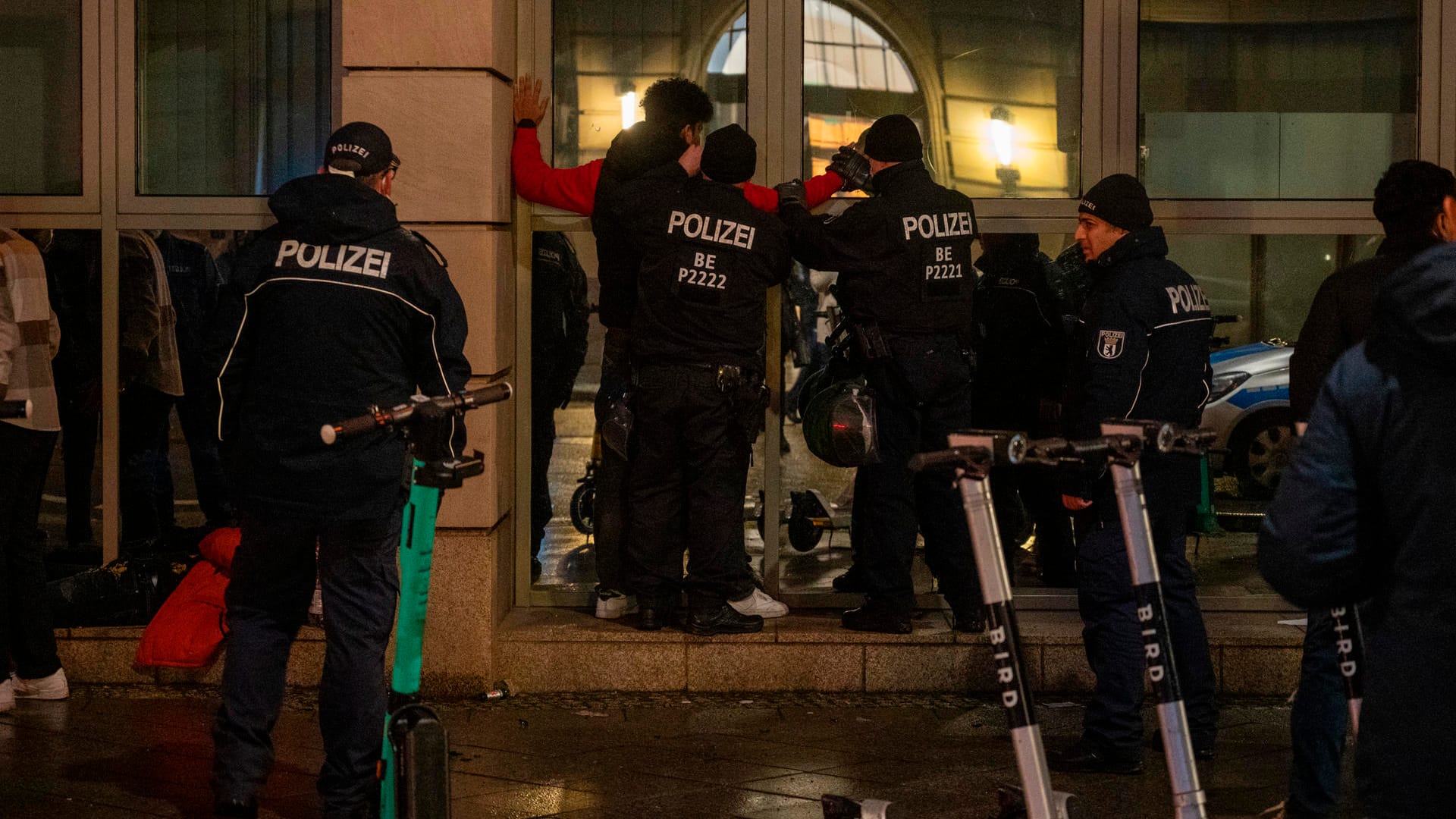 Polizisten kontrollieren eine Gruppe Jugendlicher am Brandenburger Tor: In Berlin kam es zu Angriffen auf Einsatzkräfte. Polizisten kontrollieren eine Gruppe Jugendlicher am Brandenburger Tor: In Berlin kam es zu Angriffen auf Einsatzkräfte.