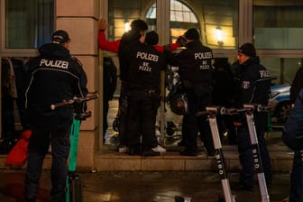 Polizisten kontrollieren eine Gruppe Jugendlicher am Brandenburger Tor: In Berlin kam es zu Angriffen auf Einsatzkräfte.