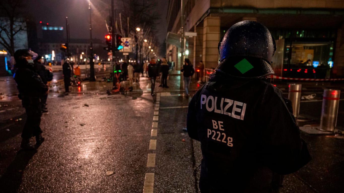 Polizisten in Berlin: In der Silvesternacht kam es in der Hauptstadt zu Übergriffen auf Einsatzkräfte.