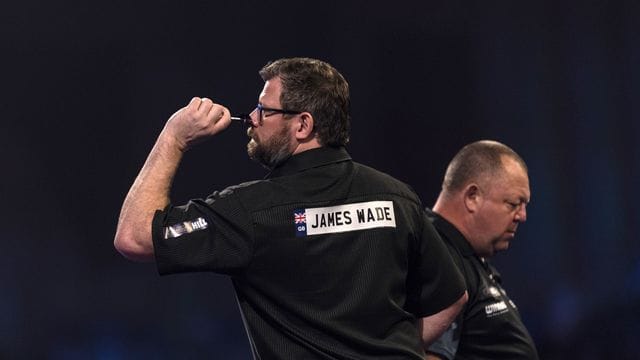 James Wade (l) setzte sich gegen Mervyn King durch.
