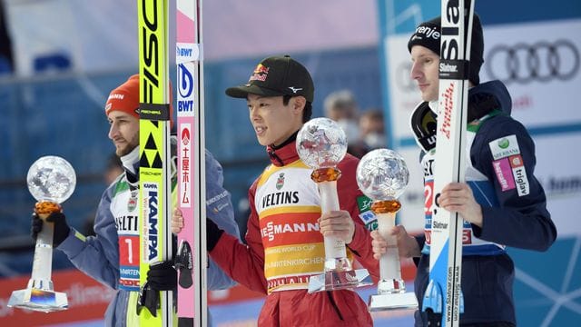 Der Zweitplatzierte Markus Eisenbichler (l-r), der Sieger Ryoyu Kobayashi aus Japan und der Drittplatzierte Lovro Kos aus Slowenien jubeln bei der Siegerehrung.