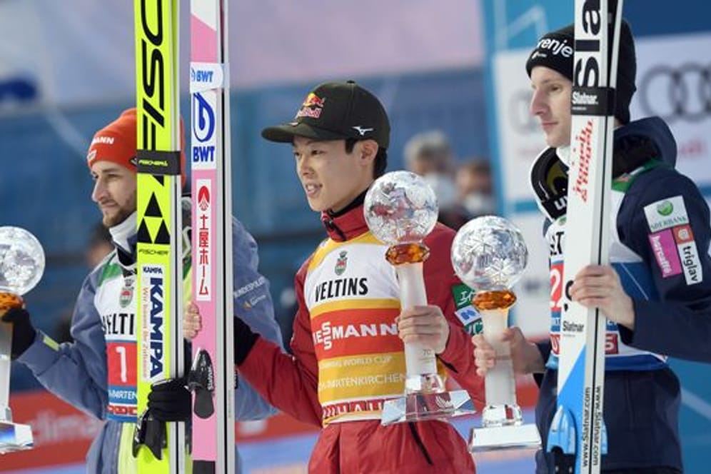 Der Zweitplatzierte Markus Eisenbichler (l-r), der Sieger Ryoyu Kobayashi aus Japan und der Drittplatzierte Lovro Kos aus Slowenien jubeln bei der Siegerehrung.