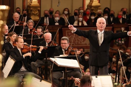 Die Wiener Philharmoniker mit Dirigent Daniel Barenboim beim Neujahrskonzert im Großen Saal des Wiener Musikvereins.