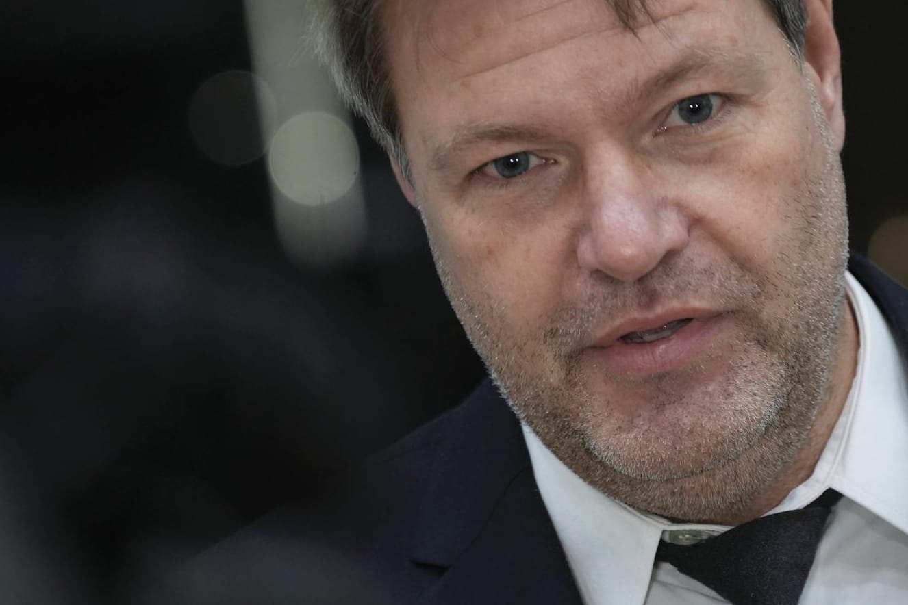 Robert Habeck: Der Klimaschutzminister kritisiert die EU-Kommission für das Vorhaben, Atom- und Gaskraftwerke unter bestimmten Bedingungen als klimafreundlich einzustufen.