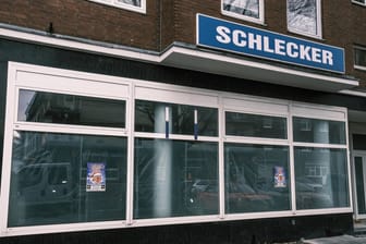 Eine verlassene Schlecker-Filiale in Düsseldorf (Symbolbild): Investor Patrick Landrock plant im ersten Halbjahr 2022 zunächst die Onlinepräsenz der Drogeriekette auszubauen, danach sollen neue Geschäfte folgen.