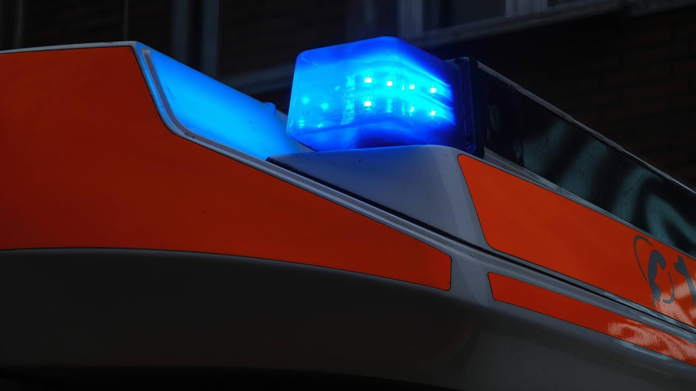 Blaulicht auf einem Rettungswagen (Symbolbild): Die Polizei hat die Ermittlungen nach dem Tod eines Kollegen aufgenommen.