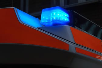 Blaulicht auf einem Rettungswagen (Symbolbild): Die Polizei hat die Ermittlungen nach dem Tod eines Kollegen aufgenommen.