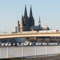 Deutzer Brücke in Köln (Archivbild): Auch in einigen Clubs wurde gegen das Tanzverbot verstoßen.