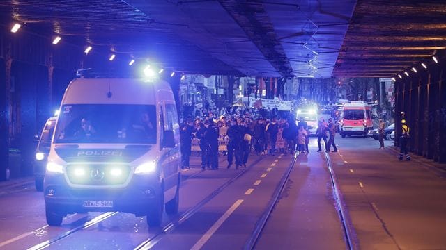Gegner von Corona-Maßnahmen demonstrieren in Düsseldorf Gegner von Corona-Maßnahmen demonstrieren in Düsseldorf