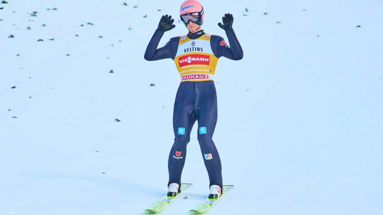 Bereits kurz nach seinem zweiten Sprung auf der großen Olympiaschanze winkte Karl Geiger sichtlich entnervt mit beiden Händen ab.