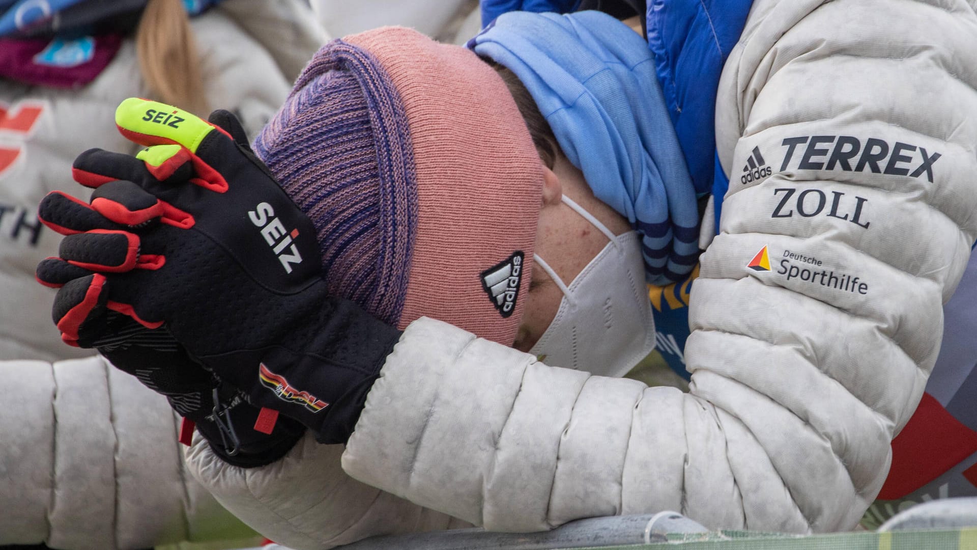 Nach seinem enttäuschenden 16. Platz im Vorjahr in Innsbruck schlug Karl Geiger die Hände über dem Kopf zusammen. Dieser kostete dem am Ende zweitplatzieren Deutschen den Tourneesieg.