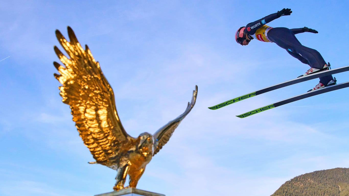 Auch in diesem Jahr wird Karl Geiger (r.) wohl an der Siegertrophäe der Vierschanzentournee, einem goldenen Adler, vorbeisegeln.