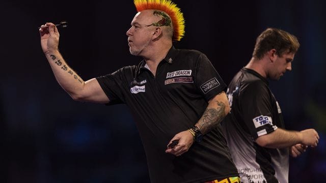 Der Schotte (l) setzte sich im Viertelfinale der Darts-WM mit 5:4 gegen den Engländer Callan Rydz durch.