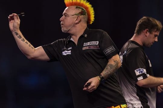 Der Schotte (l) setzte sich im Viertelfinale der Darts-WM mit 5:4 gegen den Engländer Callan Rydz durch.