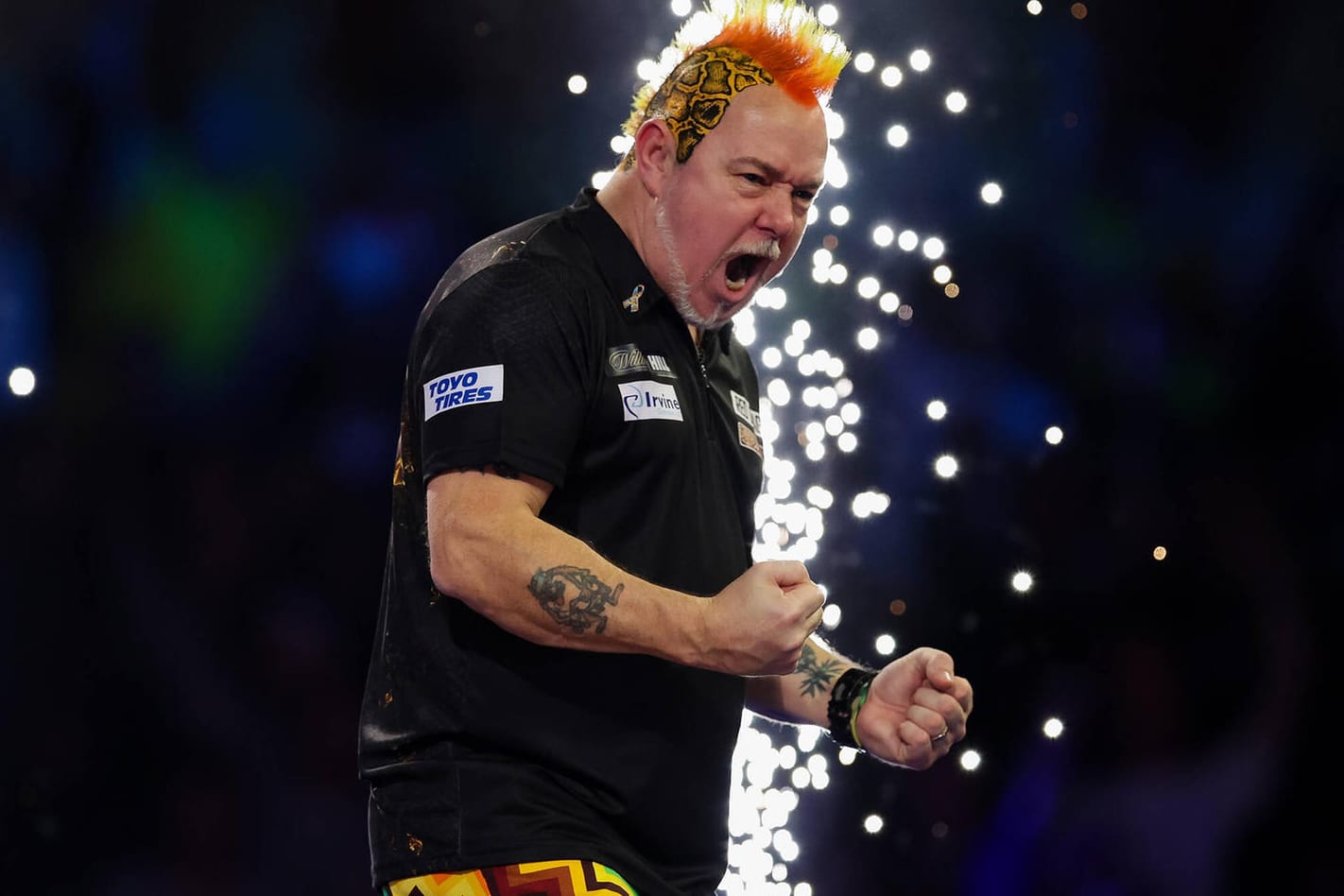 Peter Wright brüllt seine Freude raus: Der Schotte entging haarscharf dem Viertelfinal-Aus.