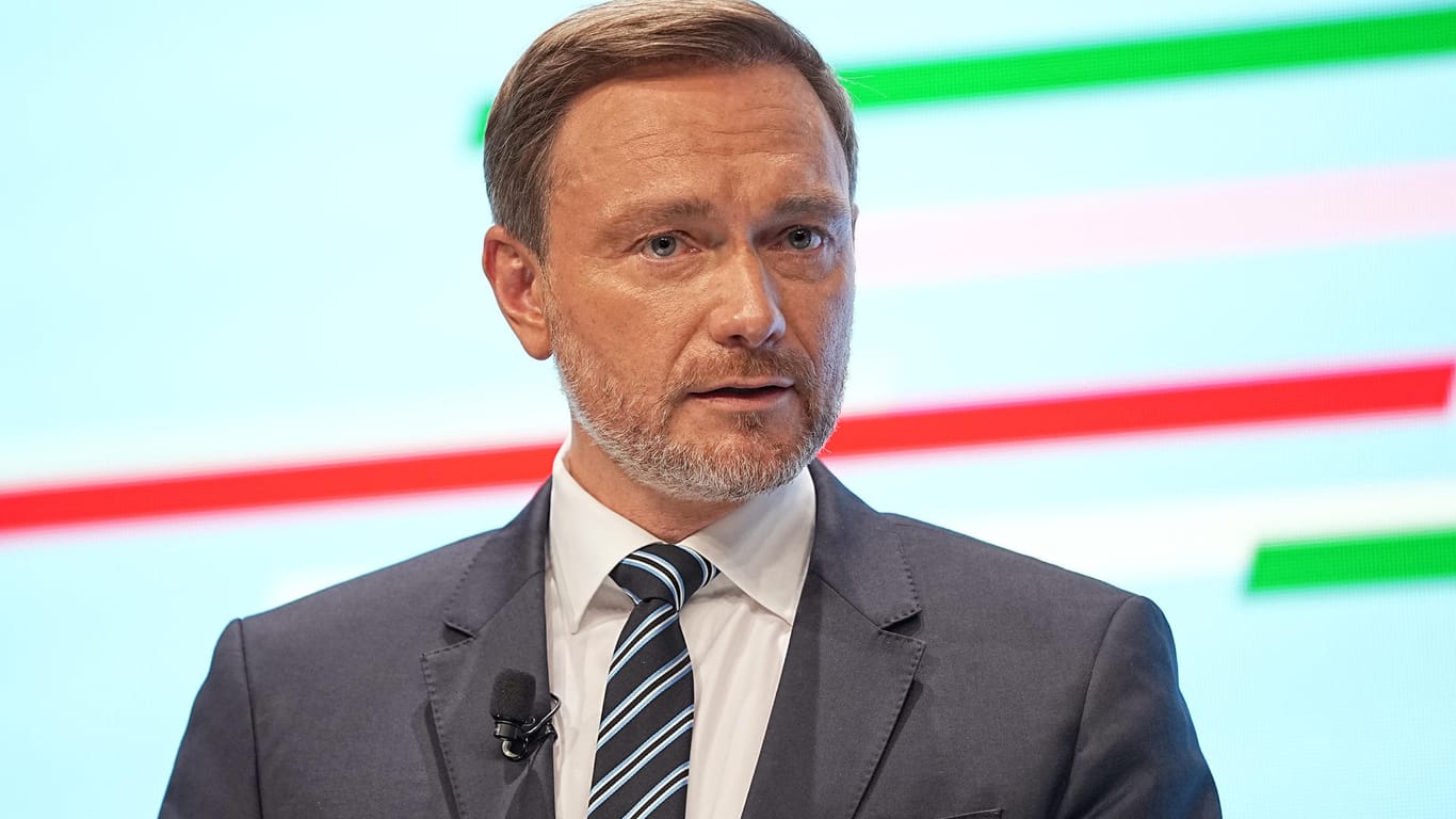 FDP-Chef Christian Lindner bei einer Pressekonferenz: Der Finanzminister hat massive Steuererleichterungen angekündigt.