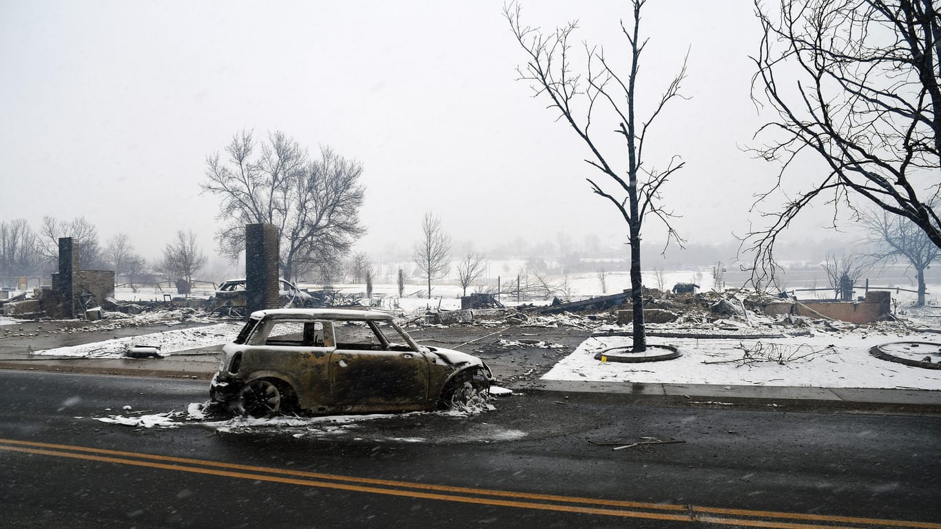 Ein ausgebrannter Mini Cooper steht inmitten der Überreste eines Waldbrandes in Louisville, Colorado: Schneefall verhinderte eine weiter Ausbreitung.