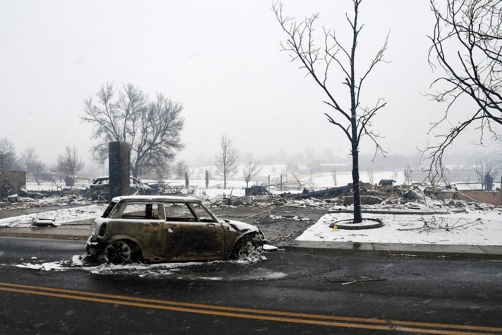 Ein ausgebrannter Mini Cooper steht inmitten der Überreste eines Waldbrandes in Louisville, Colorado: Schneefall verhinderte eine weiter Ausbreitung.