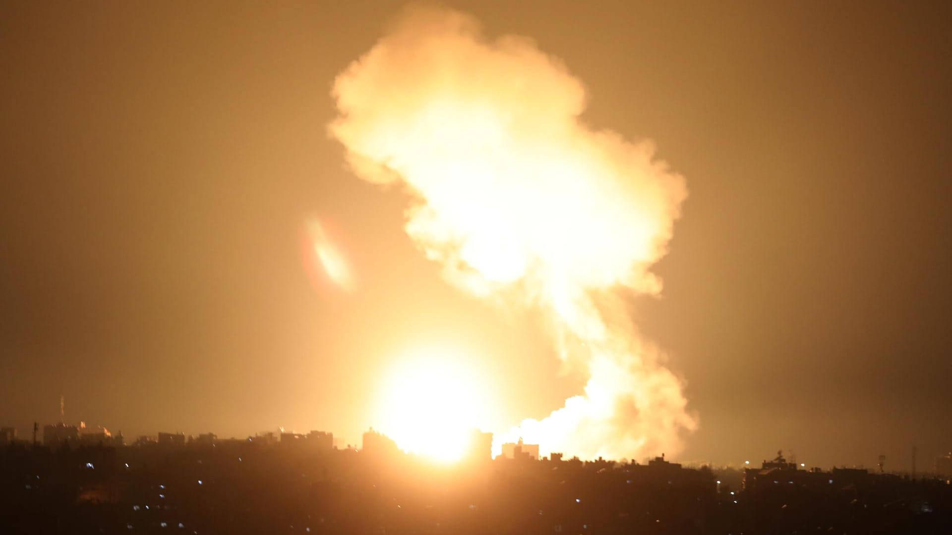 Ein Feuerball steigt im Gazastreifen auf: Israelische Streitkräfte griffen in der Nacht zum Sonntag Hamas-Ziele angegriffen.