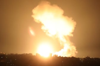 Ein Feuerball steigt im Gazastreifen auf: Israelische Streitkräfte griffen in der Nacht zum Sonntag Hamas-Ziele angegriffen.