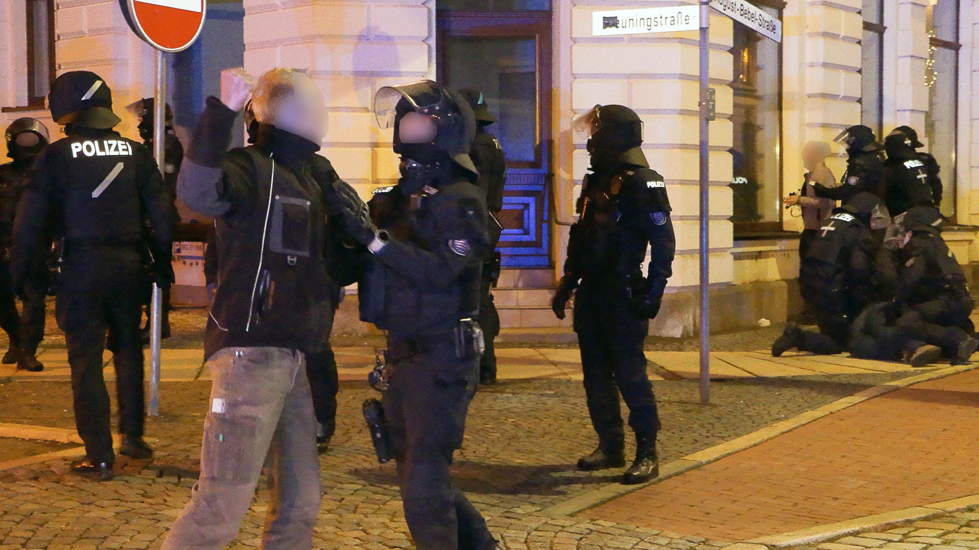 Ein Demonstrant bedroht einen Polizisten mit der Faust: Bei einem Protest gegen die Corona-Politik in Greiz sind mehrere Personen verletzt worden. Ein Demonstrant bedroht einen Polizisten mit der Faust: Bei einem Protest gegen die Corona-Politik in Greiz sind mehrere Personen verletzt worden.