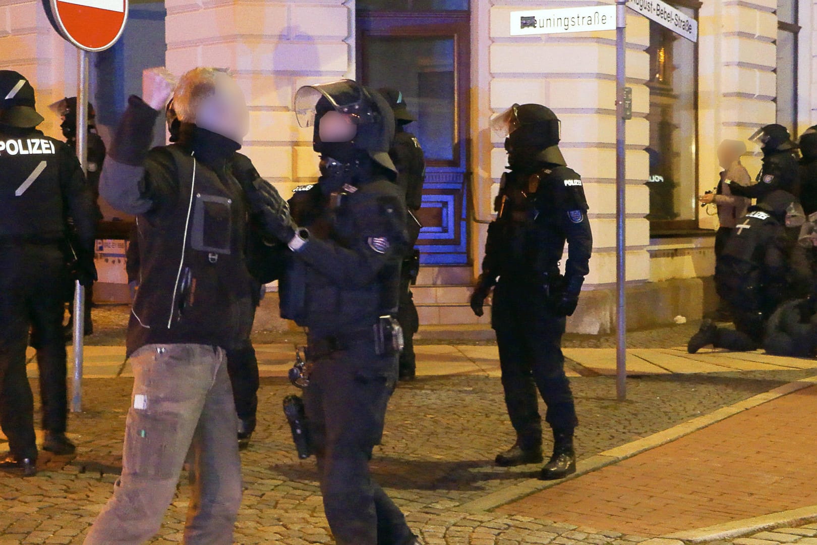 Ein Demonstrant bedroht einen Polizisten mit der Faust: Bei einem Protest gegen die Corona-Politik in Greiz sind mehrere Personen verletzt worden.