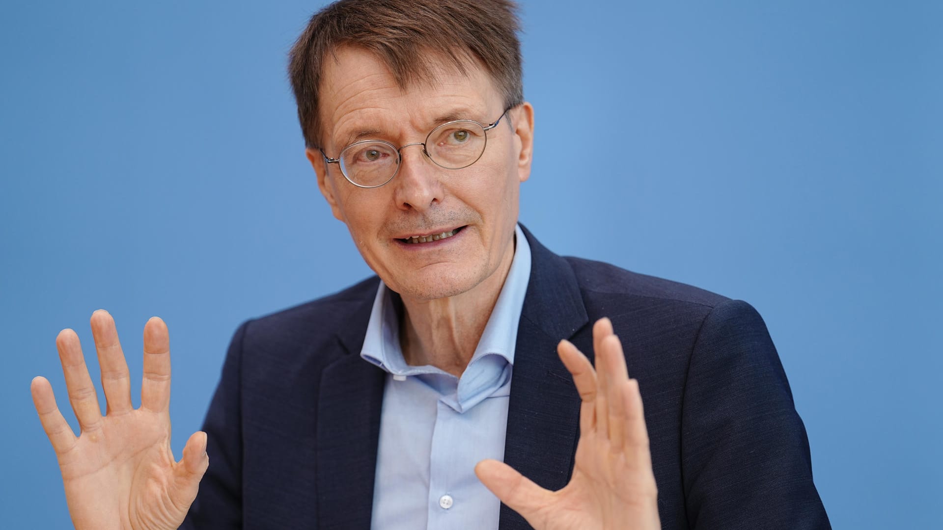 Bundesgesundheitsminister Lauterbach bei einer Pressekonferenz (Archivbild): Er appelliert an Ungeimpfte. Bundesgesundheitsminister Lauterbach bei einer Pressekonferenz (Archivbild): Er appelliert an Ungeimpfte.