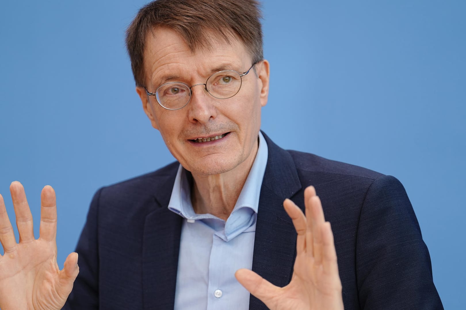 Bundesgesundheitsminister Lauterbach bei einer Pressekonferenz (Archivbild): Er appelliert an Ungeimpfte.