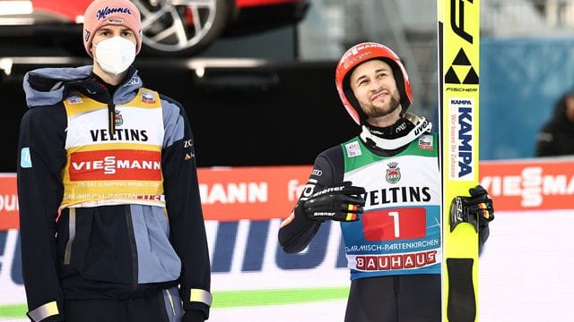 Markus Eisenbichler (r) lächelt, während er neben seinem Kumpel Karl Geiger im Zielbereich steht. Markus Eisenbichler (r) lächelt, während er neben seinem Kumpel Karl Geiger im Zielbereich steht.