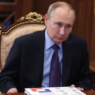 Wladimir Putin sitzt in seinem Amtszimmer in Moskau (Archivbild): Russland wird auf der Sperrung des Senders RT reagieren, sagte sein Botschaft in Berlin.