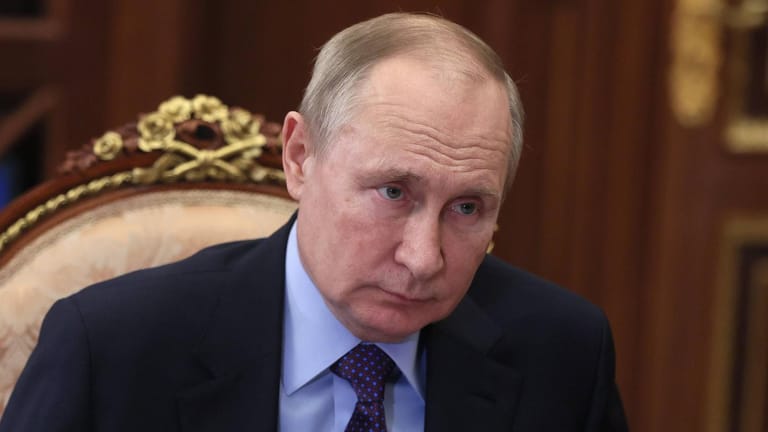 Wladimir Putin sitzt in seinem Amtszimmer in Moskau (Archivbild): Russland wird auf der Sperrung des Senders RT reagieren, sagte sein Botschaft in Berlin.