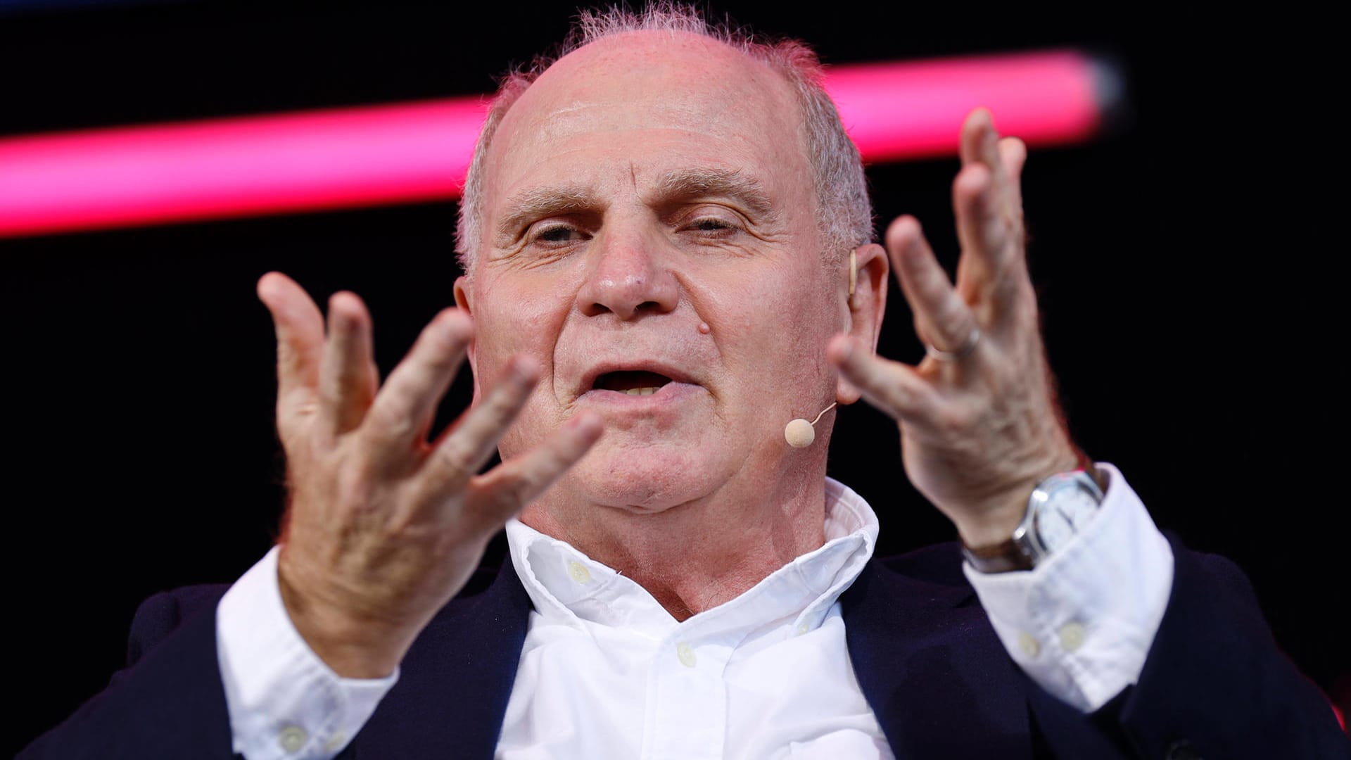 FCB-Ehrenpräsident Uli Hoeneß bei einer Pressekonferenz: Vom Kritiker zum Fan des neuen Gesundheitsministers. FCB-Ehrenpräsident Uli Hoeneß bei einer Pressekonferenz: Vom Kritiker zum Fan des neuen Gesundheitsministers.