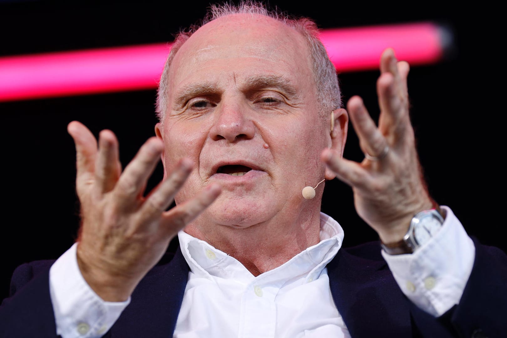 FCB-Ehrenpräsident Uli Hoeneß bei einer Pressekonferenz: Vom Kritiker zum Fan des neuen Gesundheitsministers.