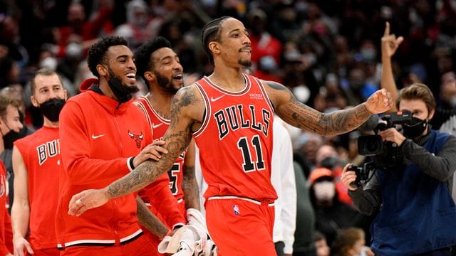 Chicago Bulls-Forward DeMar DeRozan (vorne) feiert seinen Siegtreffer. Chicago Bulls-Forward DeMar DeRozan (vorne) feiert seinen Siegtreffer.